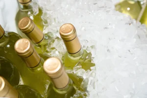 Wine bottles are stored in the ice water